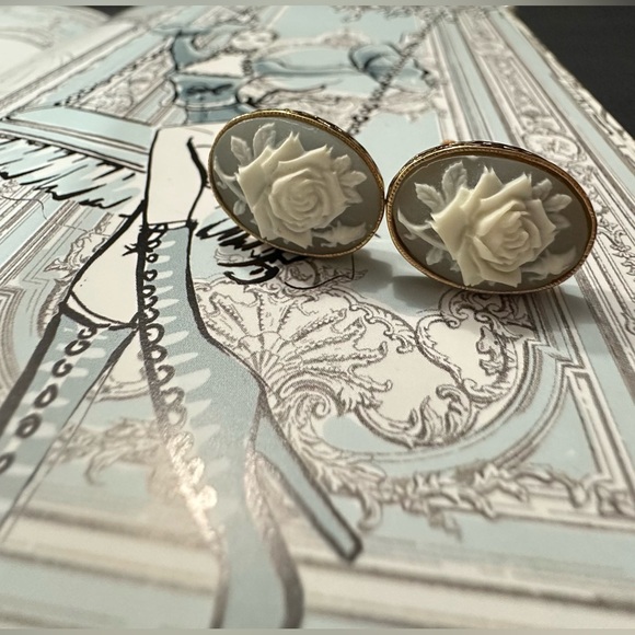 Vintage Avon Rose Cameo Clip-On Earrings – Gold Tone & Pale Blue-Gray Background - Picture 6 of 8
